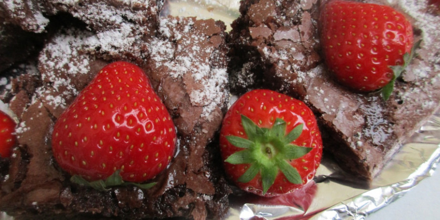 Brownie de chocolate negro con mermelada de fresa sin azúcar común