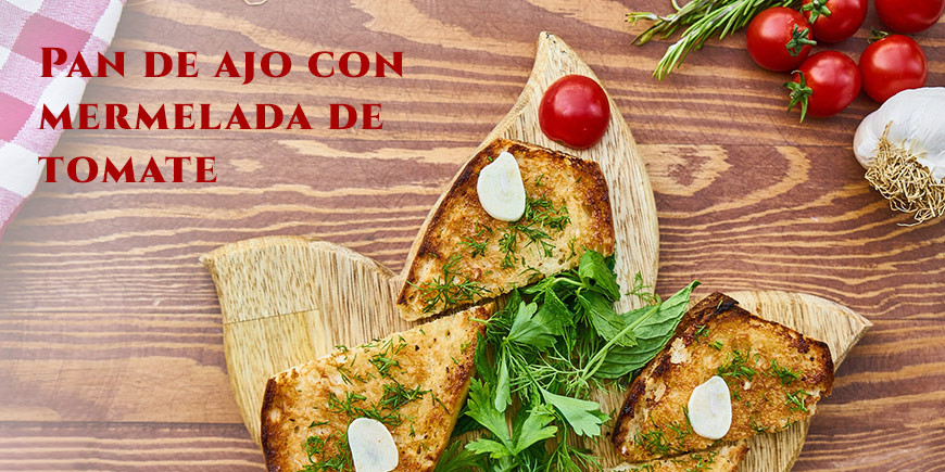 Pan de ajo casero con mermelada de tomate