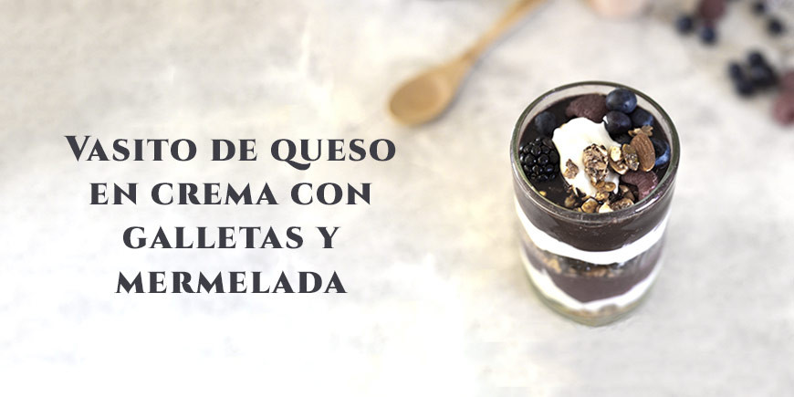 Vasito de queso en crema con galletas y mermelada